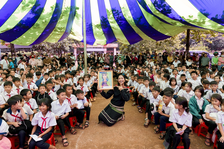 Hoa hậu H’Hen Niê về Đắk Lắk trao thư viện thân thiện- Ảnh 8. Hoa hậu H’Hen Niê về Đắk Lắk trao thư viện thân thiện- Ảnh 8.