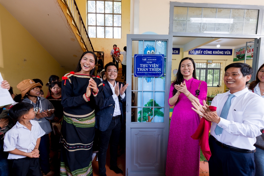 Hoa hậu H’Hen Niê về Đắk Lắk trao thư viện thân thiện- Ảnh 2. Hoa hậu H’Hen Niê về Đắk Lắk trao thư viện thân thiện- Ảnh 2.