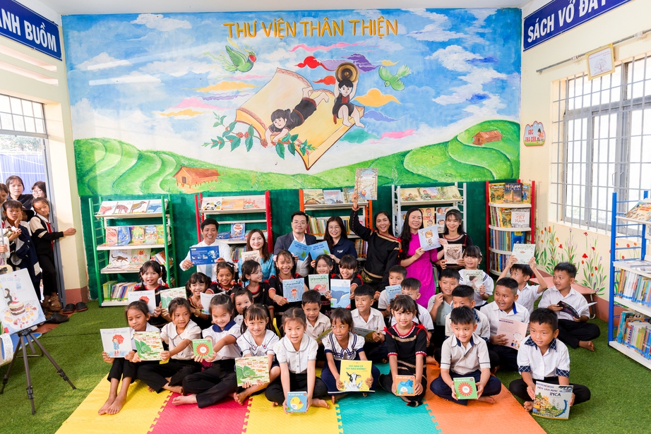 Hoa hậu H’Hen Niê về Đắk Lắk trao thư viện thân thiện- Ảnh 3. Hoa hậu H’Hen Niê về Đắk Lắk trao thư viện thân thiện- Ảnh 3.