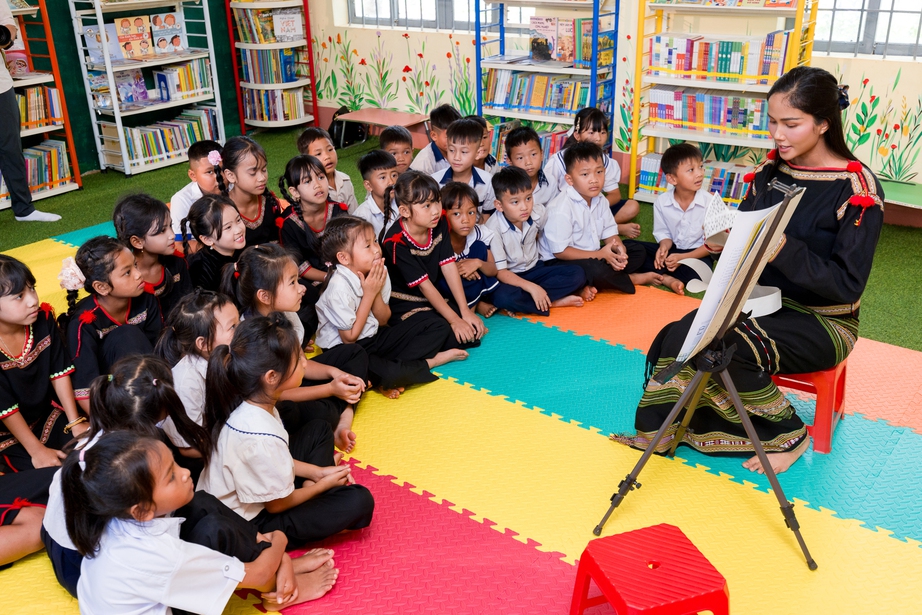 Hoa hậu H’Hen Niê về Đắk Lắk trao thư viện thân thiện- Ảnh 4. Hoa hậu H’Hen Niê về Đắk Lắk trao thư viện thân thiện- Ảnh 4.