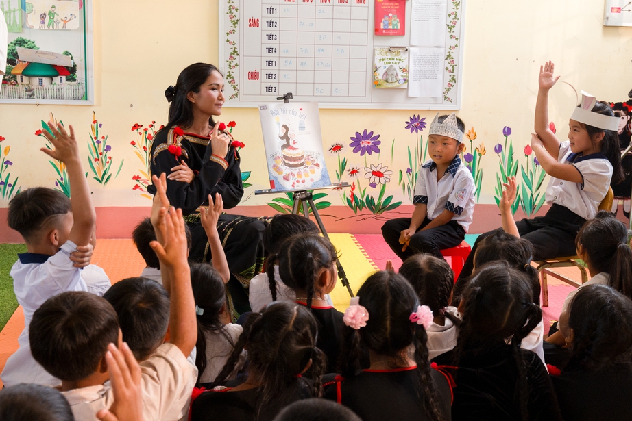Hoa hậu H’Hen Niê về Đắk Lắk trao thư viện thân thiện- Ảnh 11. Hoa hậu H’Hen Niê về Đắk Lắk trao thư viện thân thiện- Ảnh 11.