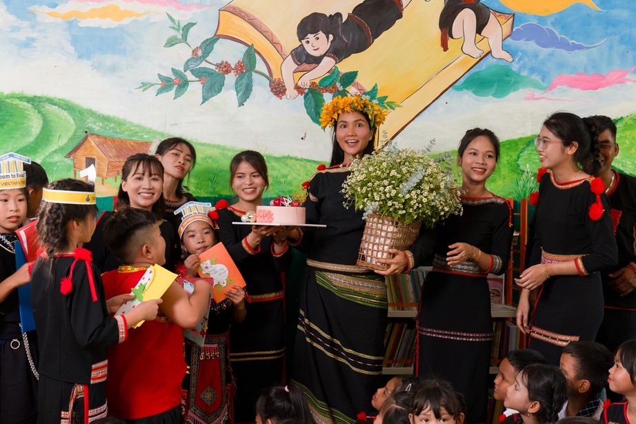 Hoa hậu H’Hen Niê về Đắk Lắk trao thư viện thân thiện- Ảnh 12. Hoa hậu H’Hen Niê về Đắk Lắk trao thư viện thân thiện- Ảnh 12.