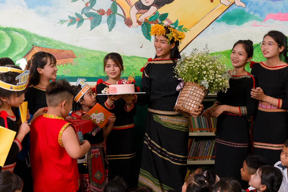 Hoa hậu H’Hen Niê về Đắk Lắk trao thư viện thân thiện- Ảnh 13. Hoa hậu H’Hen Niê về Đắk Lắk trao thư viện thân thiện- Ảnh 13.