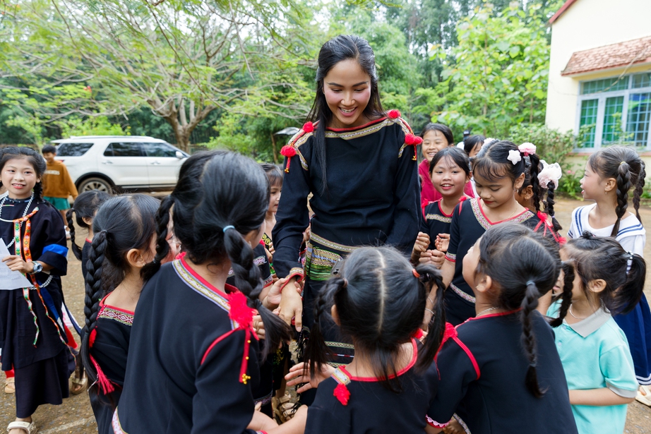 Hoa hậu H’Hen Niê về Đắk Lắk trao thư viện thân thiện- Ảnh 7. Hoa hậu H’Hen Niê về Đắk Lắk trao thư viện thân thiện- Ảnh 7.