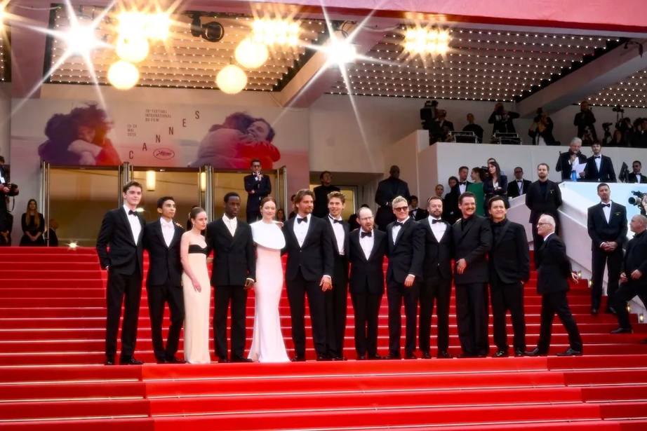 Nữ diễn vi&ecirc;n Emma Stone bị ong tấn c&ocirc;ng tr&ecirc;n thảm đỏ Li&ecirc;n hoan phim Cannes 2025- Ảnh 1.