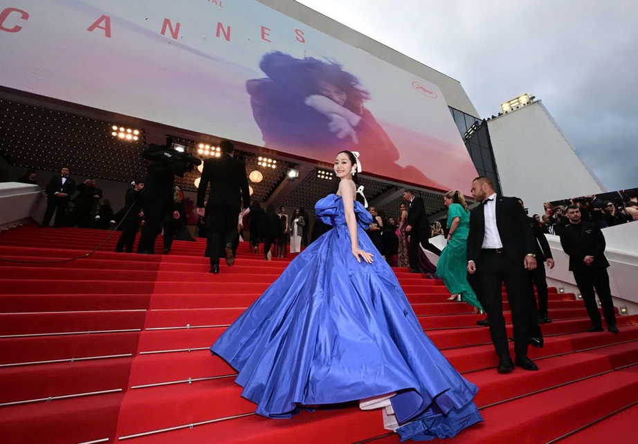 Nữ diễn vi&ecirc;n Emma Stone bị ong tấn c&ocirc;ng tr&ecirc;n thảm đỏ Li&ecirc;n hoan phim Cannes 2025- Ảnh 12.