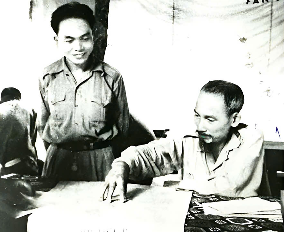 Những khoảnh khắc lịch sử B&aacute;c Hồ ra mặt trận- Ảnh 4.