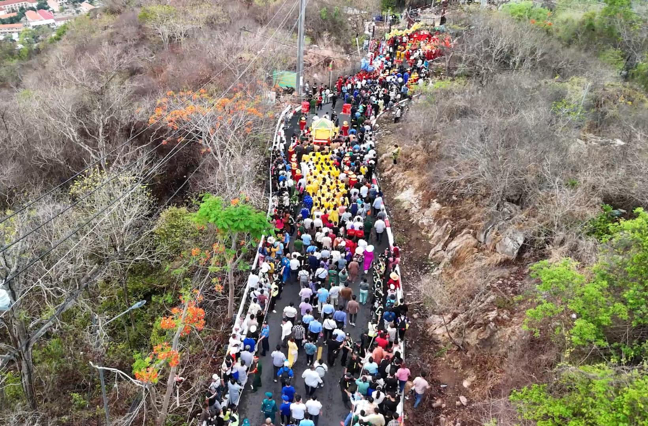 D&ograve;ng người đội mưa trang nghi&ecirc;m rước tượng B&agrave; Ch&uacute;a xứ từ tr&ecirc;n đỉnh về miếu N&uacute;i Sam- Ảnh 4.