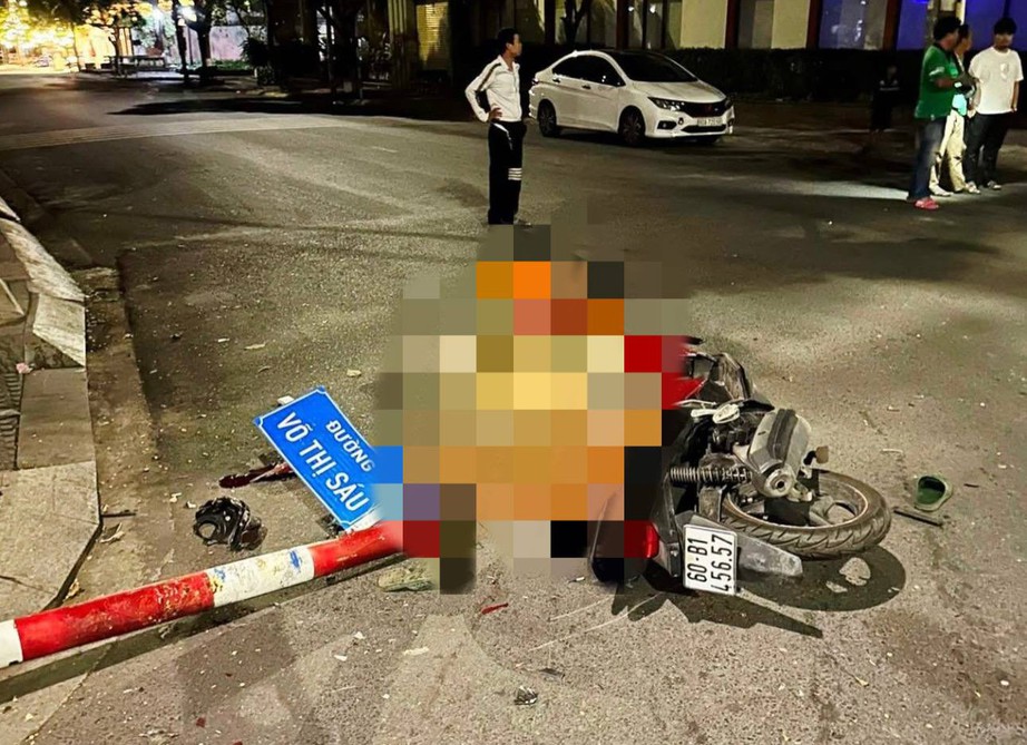 Tông xe vào cột bảng tên đường, một thanh niên tử vong tại chỗ- Ảnh 1. Tông xe vào cột bảng tên đường, một thanh niên tử vong tại chỗ- Ảnh 1.