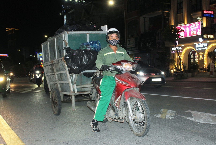 Nghệ An: Rác thải vứt bừa bãi ảnh hưởng mỹ quan thành phố Vinh- Ảnh 7. Nghệ An: Rác thải vứt bừa bãi ảnh hưởng mỹ quan thành phố Vinh- Ảnh 7.