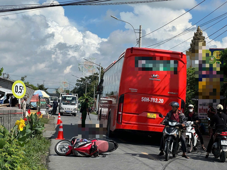 Va chạm xe khách, cô gái 22 tuổi tử vong tại chỗ- Ảnh 1. Va chạm xe khách, cô gái 22 tuổi tử vong tại chỗ- Ảnh 1.