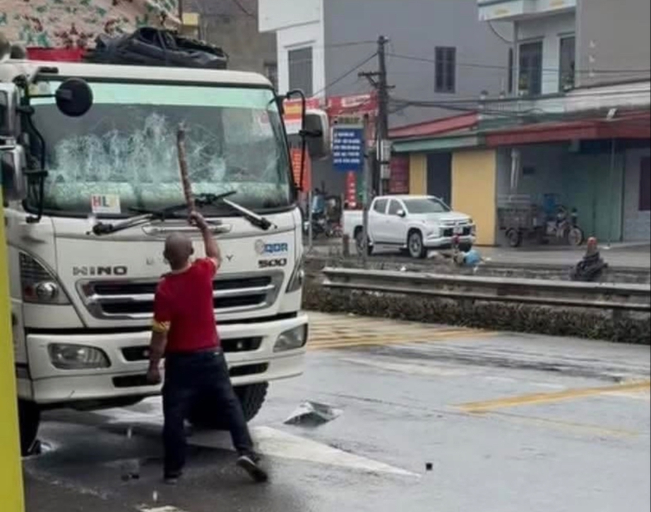 Một chiến sĩ c&ocirc;ng an bị thương khi khống chế đối tượng đập k&iacute;nh xe &ocirc; t&ocirc;- Ảnh 1.