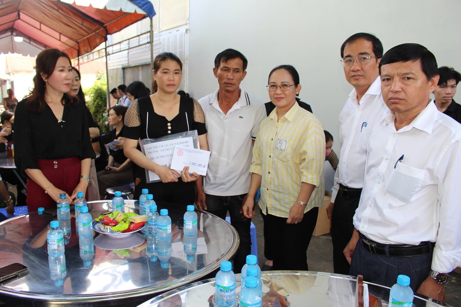 Nhiều đơn vị thăm hỏi, hỗ trợ gia đ&igrave;nh nữ sinh 11 tuổi bị nước cuốn tr&ocirc;i ở Đồng Nai- Ảnh 2.