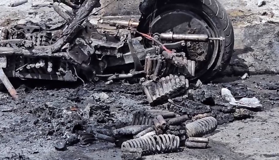 Xe m&aacute;y điện đang đi bốc ch&aacute;y ng&ugrave;n ngụt ảnh hưởng cả trụ đ&egrave;n t&iacute;n hiệu giao th&ocirc;ng- Ảnh 1.