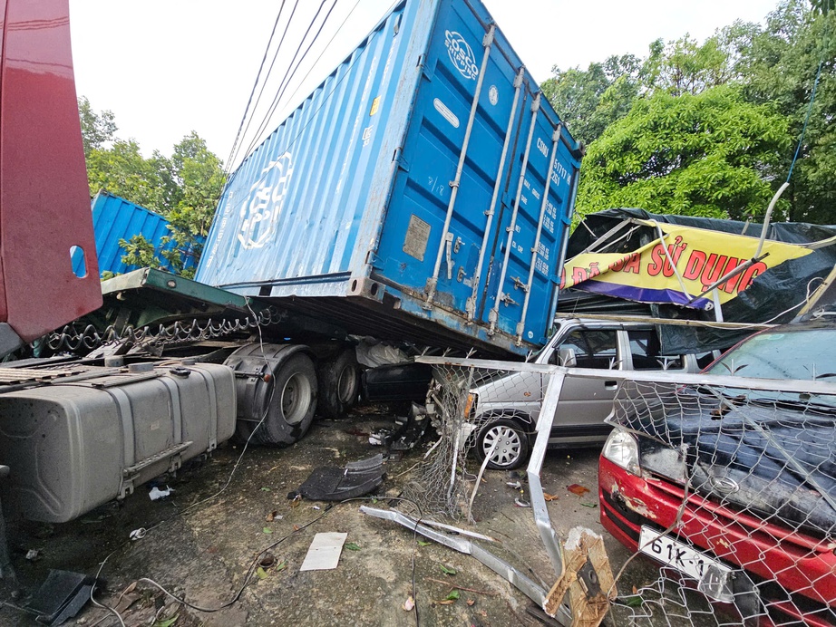 Sau c&uacute; va chạm, hai xe đầu k&eacute;o c&ugrave;ng văng v&agrave;o cửa h&agrave;ng b&ecirc;n đường- Ảnh 2.