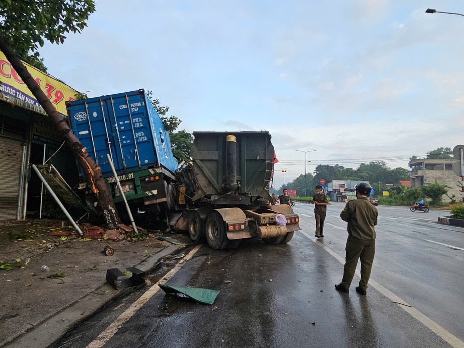 Sau c&uacute; va chạm, hai xe đầu k&eacute;o c&ugrave;ng văng v&agrave;o cửa h&agrave;ng b&ecirc;n đường- Ảnh 1.