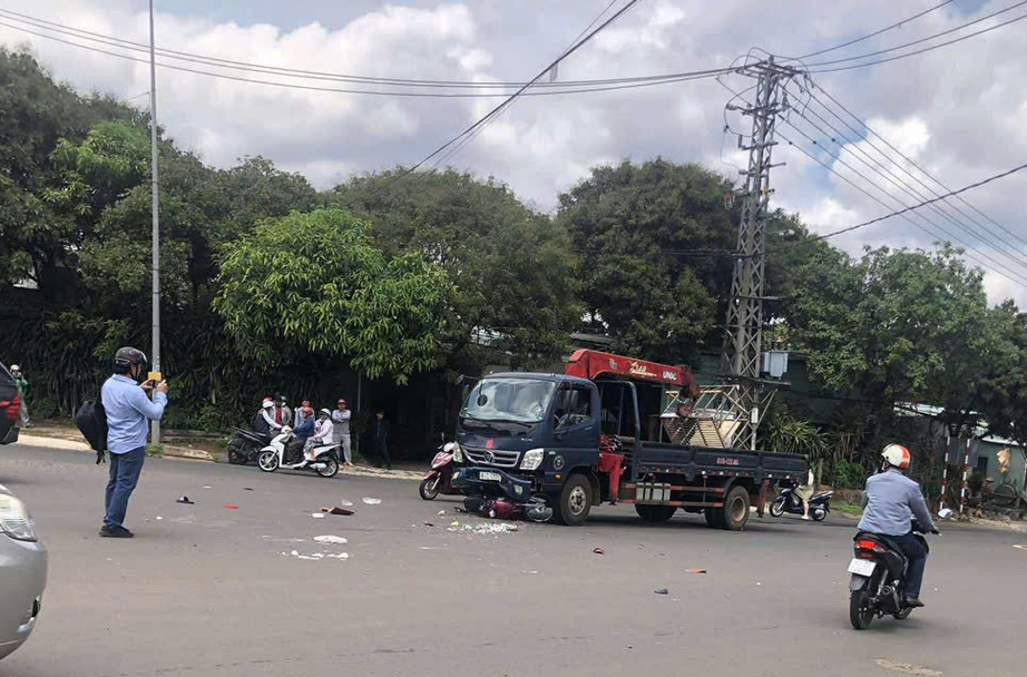 Gia Lai: T&ocirc;ng v&agrave;o xe cần cẩu, hai người phụ nữ thương vong- Ảnh 1.