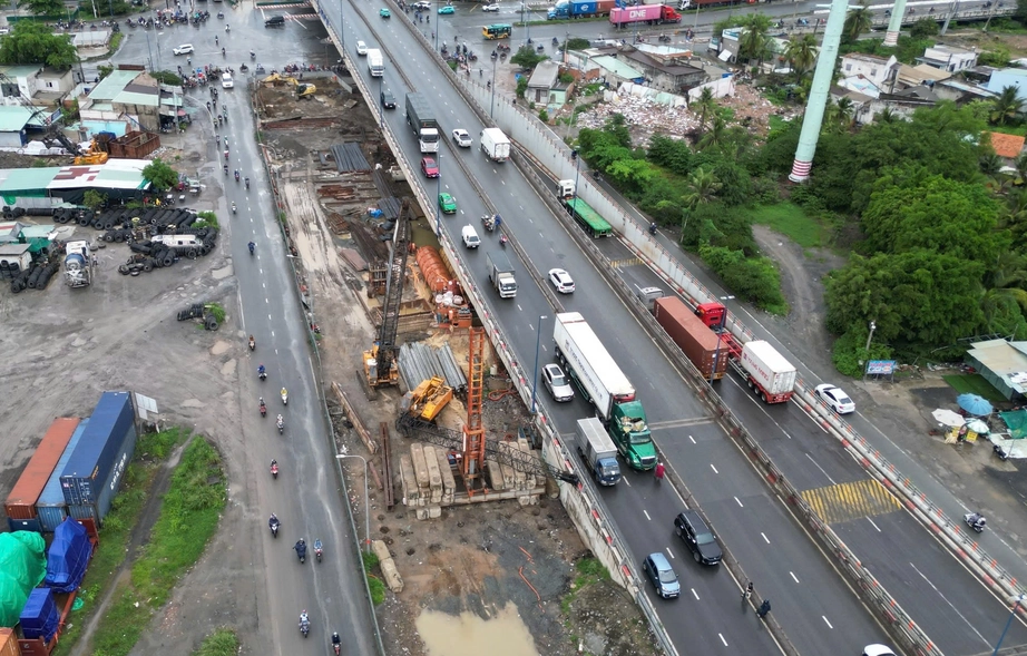 Nguyên nhân giàn cẩu thi công nút giao Mỹ Thủy đổ sập vào xe đang lưu thông trên đường- Ảnh 1. Nguyên nhân giàn cẩu thi công nút giao Mỹ Thủy đổ sập vào xe đang lưu thông trên đường- Ảnh 1.