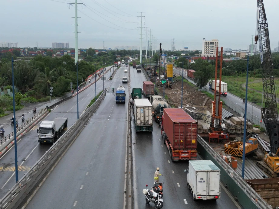 Nguyên nhân giàn cẩu thi công nút giao Mỹ Thủy đổ sập vào xe đang lưu thông trên đường- Ảnh 3. Nguyên nhân giàn cẩu thi công nút giao Mỹ Thủy đổ sập vào xe đang lưu thông trên đường- Ảnh 3.