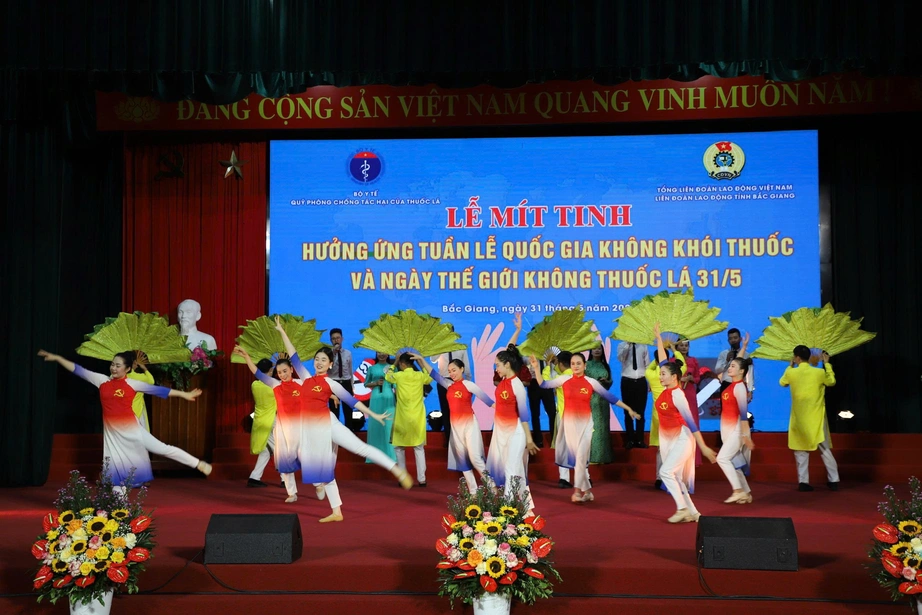 87% công đoàn cơ sở xây dựng môi trường làm việc không khói thuốc- Ảnh 1. 87% công đoàn cơ sở xây dựng môi trường làm việc không khói thuốc- Ảnh 1.