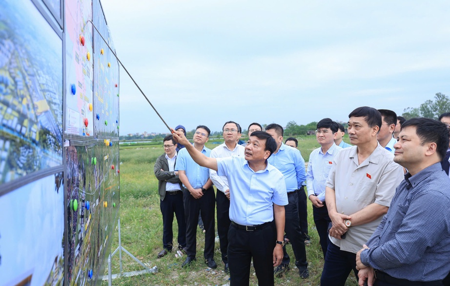 Những đêm trắng “vẽ” hình hài đường sắt tốc độ cao- Ảnh 2. Những đêm trắng “vẽ” hình hài đường sắt tốc độ cao- Ảnh 2.