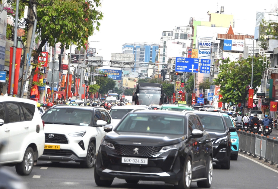 Đường phố TP.HCM đ&ocirc;ng đ&uacute;c, &ugrave;n tắc giao th&ocirc;ng tại c&aacute;c tuyến cửa ng&otilde; sau kỳ nghỉ lễ- Ảnh 8.