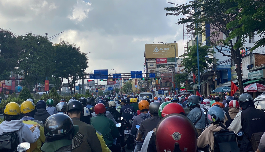 Đường phố TP.HCM đ&ocirc;ng đ&uacute;c, &ugrave;n tắc giao th&ocirc;ng tại c&aacute;c tuyến cửa ng&otilde; sau kỳ nghỉ lễ- Ảnh 2.