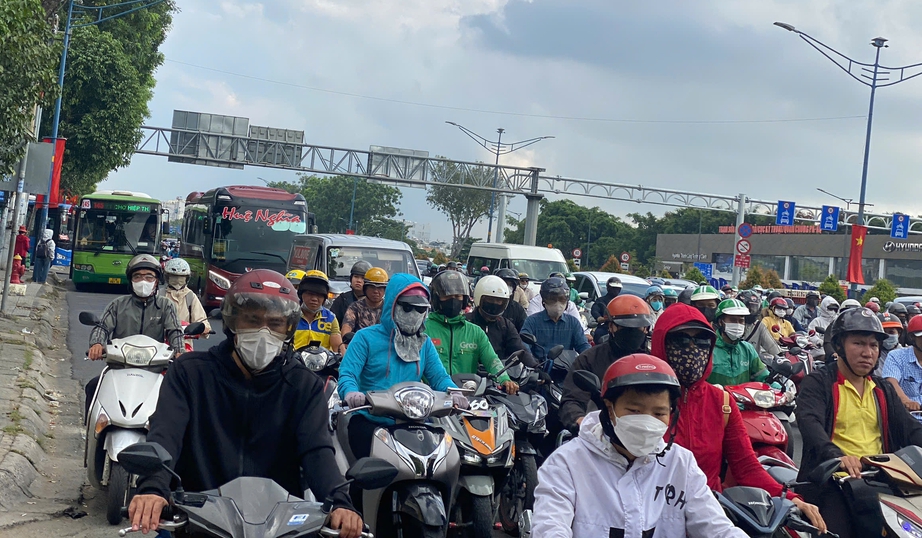 Đường phố TP.HCM đ&ocirc;ng đ&uacute;c, &ugrave;n tắc giao th&ocirc;ng tại c&aacute;c tuyến cửa ng&otilde; sau kỳ nghỉ lễ- Ảnh 4.