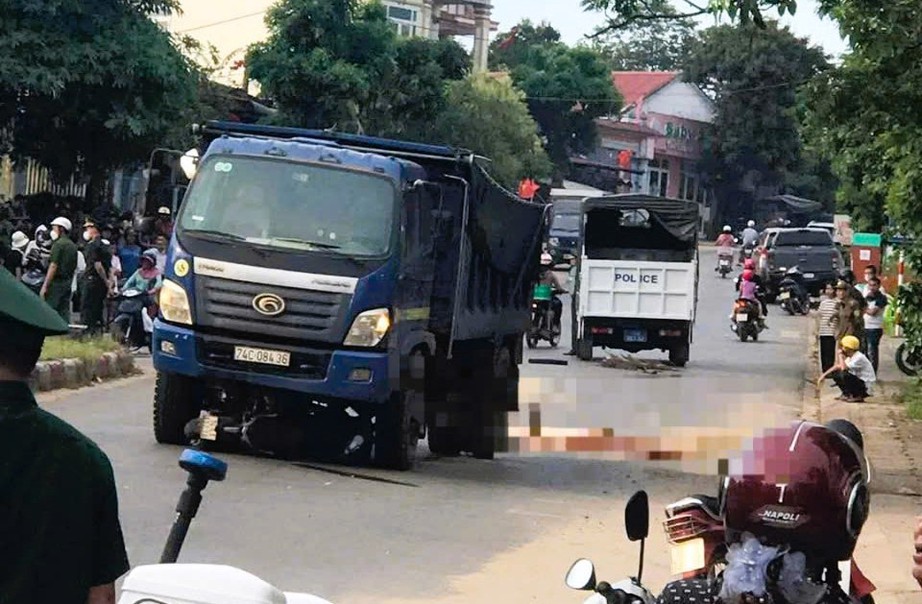 Quảng Trị: Xe tải va chạm xe m&aacute;y ở n&uacute;t giao, hai người thương vong- Ảnh 1.