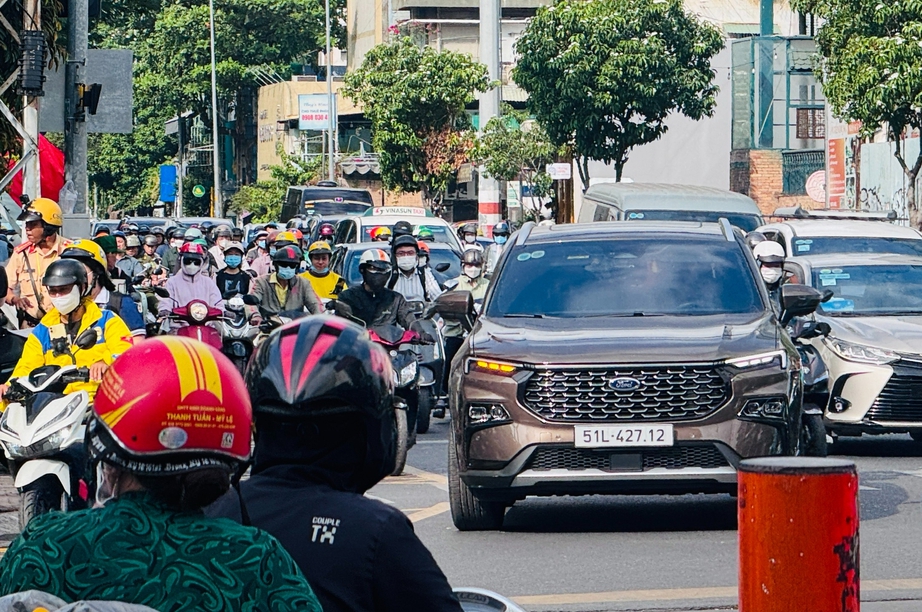 Đường phố TP.HCM đ&ocirc;ng đ&uacute;c, &ugrave;n tắc giao th&ocirc;ng tại c&aacute;c tuyến cửa ng&otilde; sau kỳ nghỉ lễ- Ảnh 5.