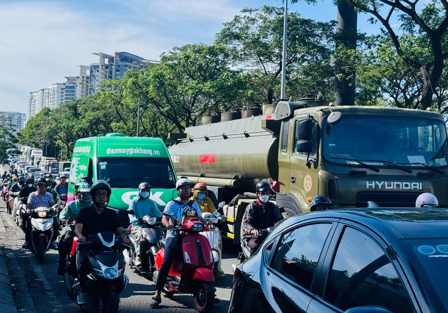Đường phố TP.HCM đ&ocirc;ng đ&uacute;c, &ugrave;n tắc giao th&ocirc;ng tại c&aacute;c tuyến cửa ng&otilde; sau kỳ nghỉ lễ- Ảnh 7.