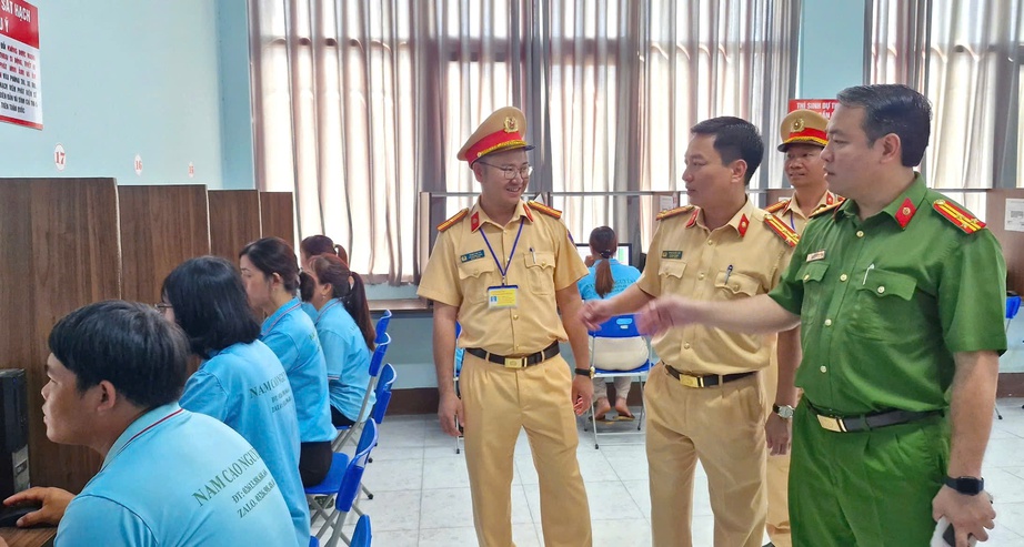 200 học vi&ecirc;n đầu ti&ecirc;n thi l&aacute;i xe do CSGT Đắk N&ocirc;ng tổ chức s&aacute;t hạch- Ảnh 2.