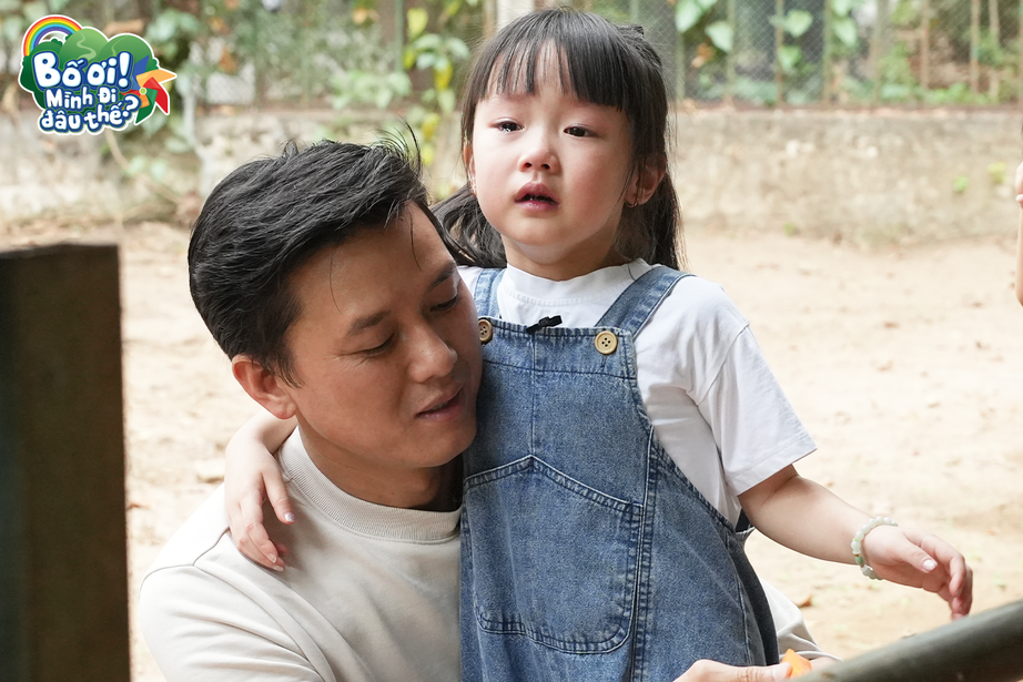 Bào Ngư - con gái Quách Ngọc Tuyên khóc nức nở khi tham gia thử thách cho ngựa ăn Bào Ngư - con gái Quách Ngọc Tuyên khóc nức nở khi tham gia thử thách cho ngựa ăn