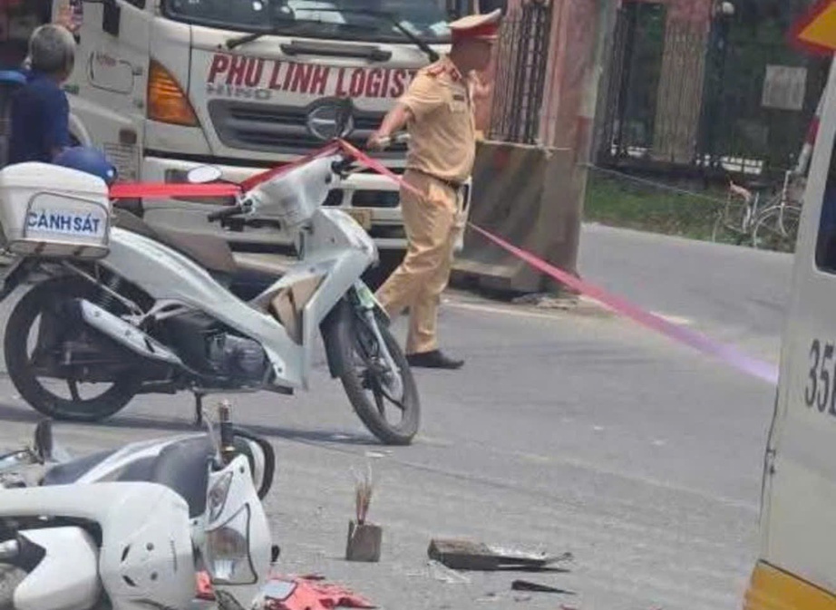 Xe m&aacute;y chở 3 b&agrave; ch&aacute;u va chạm &ocirc; t&ocirc;, hai người tử vong thương t&acirc;m- Ảnh 1.