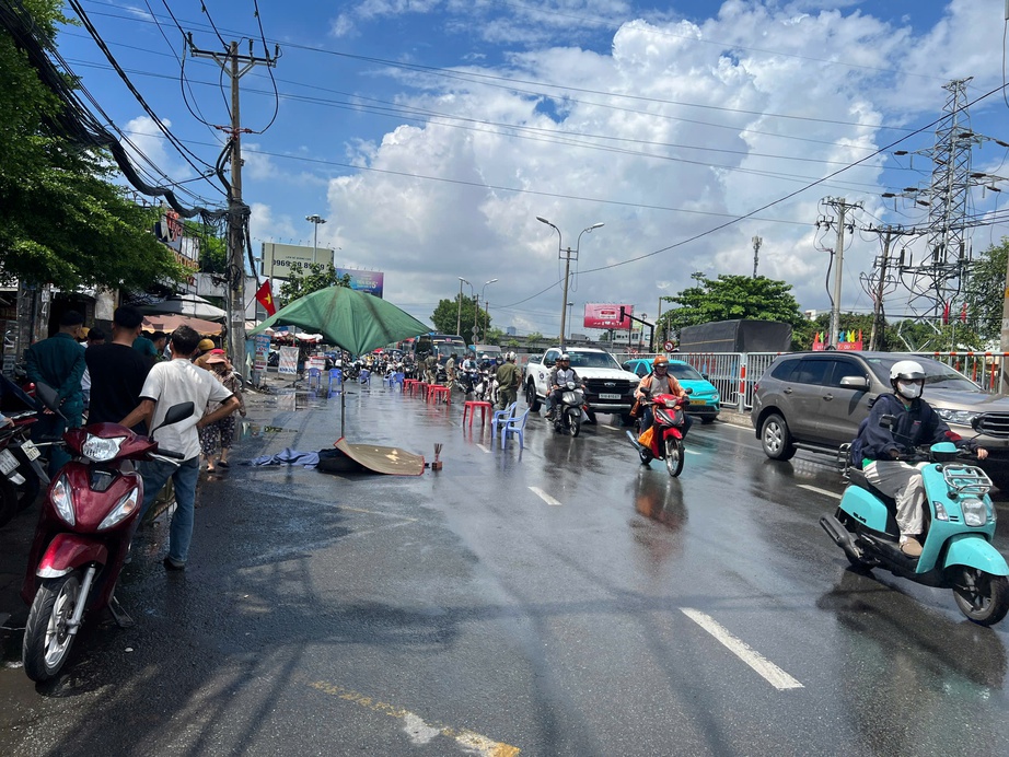 Người đ&agrave;n &ocirc;ng đang đi xe m&aacute;y bất ngờ ng&atilde; xuống đường, tử vong tại chỗ- Ảnh 1.