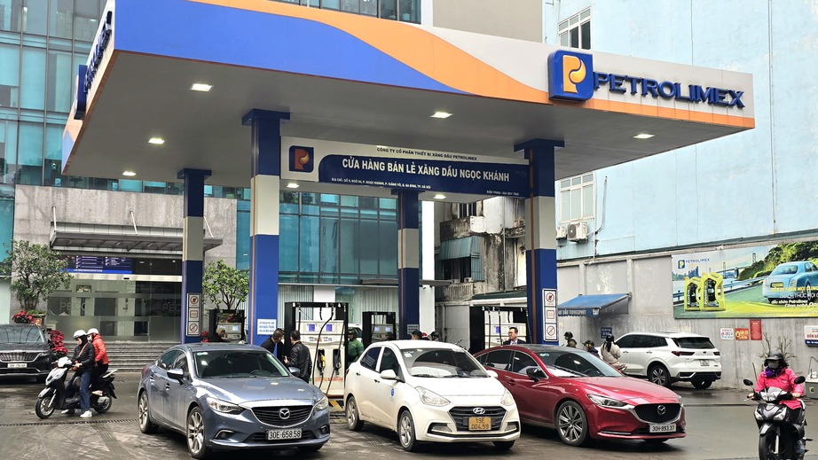 Giảm mạnh 2 kỳ liên tiếp trong tuần, RON 95 về sát 19.000 đồng/lít- Ảnh 1.