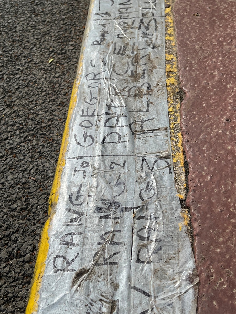 Khán giả "xí chỗ" xem sự kiện thảm đỏ trước ngày khai mạc LHP Cannes 2025- Ảnh 4. Khán giả "xí chỗ" xem sự kiện thảm đỏ trước ngày khai mạc LHP Cannes 2025- Ảnh 4.