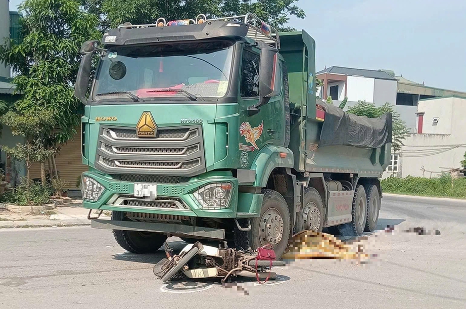 Va chạm với xe tải Howo, một phụ nữ tử vong- Ảnh 1.