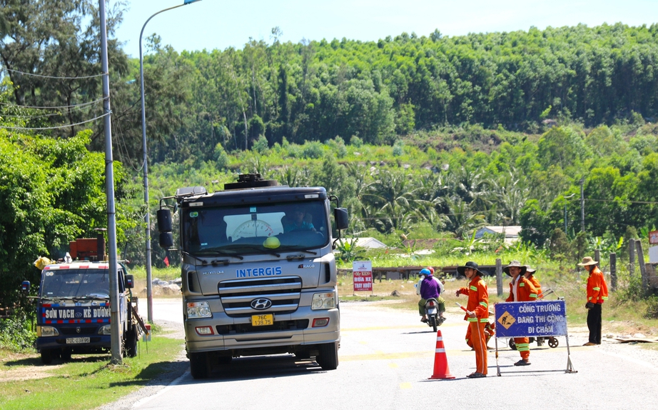 Quảng Ng&atilde;i: Sơn vạch giảm tốc h&agrave;ng trăm tuyến đường đấu nối với quốc lộ- Ảnh 1.