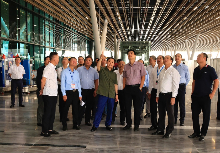 Phó Thủ tướng Trần Hồng Hà thị sát hoạt động của nhà ga T3 sân bay Tân Sơn Nhất- Ảnh 1. Phó Thủ tướng Trần Hồng Hà thị sát hoạt động của nhà ga T3 sân bay Tân Sơn Nhất- Ảnh 1.