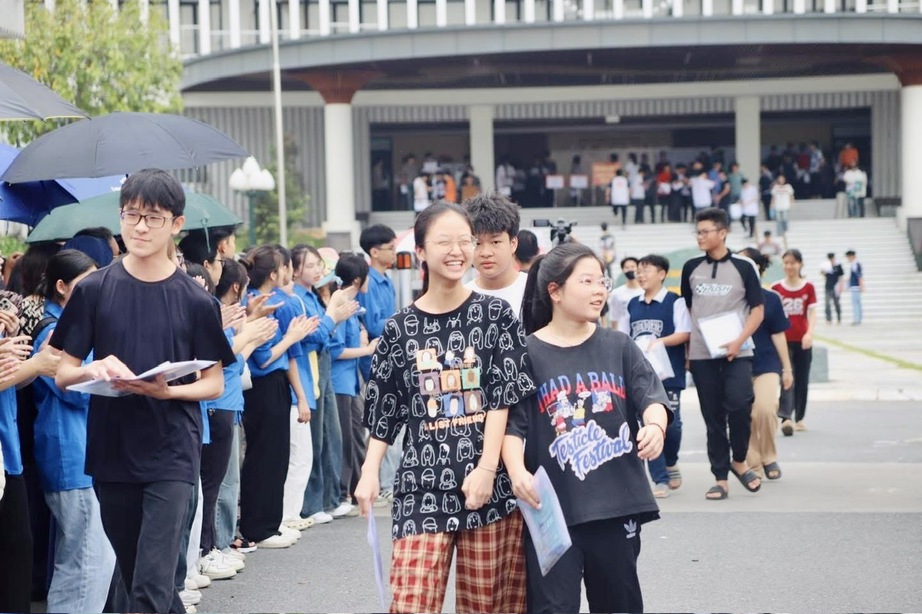 Những người đồng hành thầm lặng phía sau kỳ thi vào lớp 10- Ảnh 1. Những người đồng hành thầm lặng phía sau kỳ thi vào lớp 10- Ảnh 1.