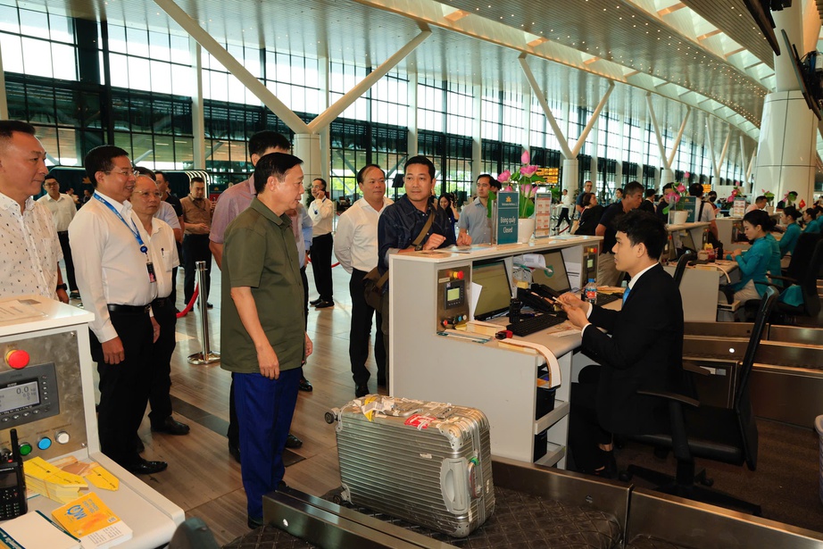 Phó Thủ tướng Trần Hồng Hà thị sát hoạt động của nhà ga T3 sân bay Tân Sơn Nhất- Ảnh 2. Phó Thủ tướng Trần Hồng Hà thị sát hoạt động của nhà ga T3 sân bay Tân Sơn Nhất- Ảnh 2.