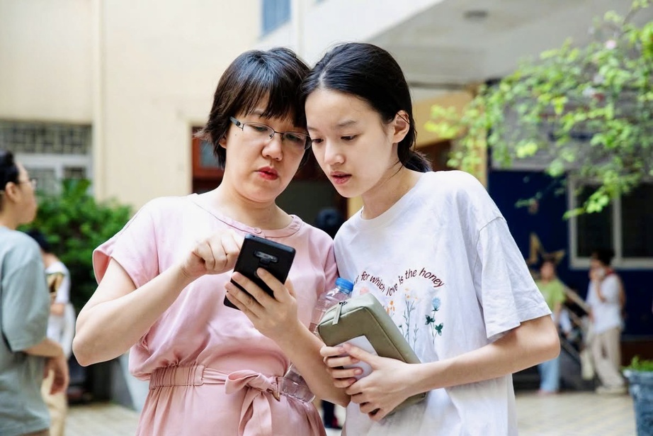 Những người đồng hành thầm lặng phía sau kỳ thi vào lớp 10- Ảnh 2. Những người đồng hành thầm lặng phía sau kỳ thi vào lớp 10- Ảnh 2.