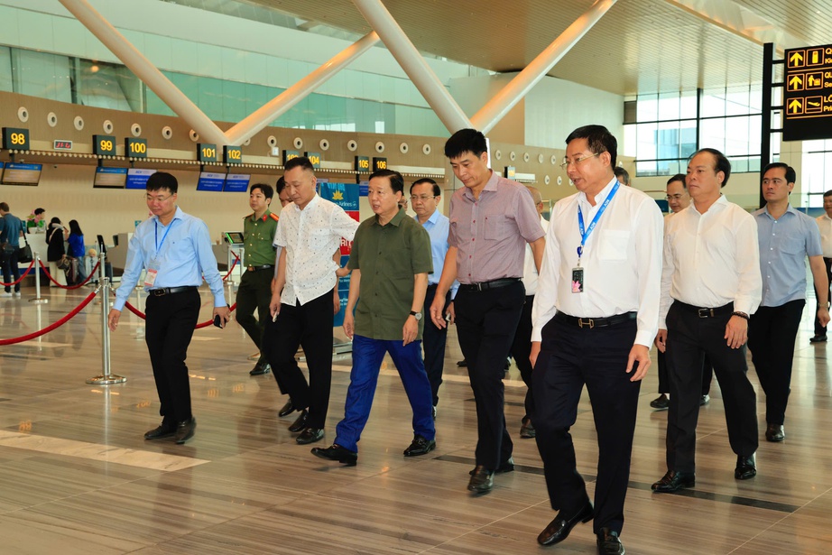 Phó Thủ tướng Trần Hồng Hà thị sát hoạt động của nhà ga T3 sân bay Tân Sơn Nhất- Ảnh 3. Phó Thủ tướng Trần Hồng Hà thị sát hoạt động của nhà ga T3 sân bay Tân Sơn Nhất- Ảnh 3.