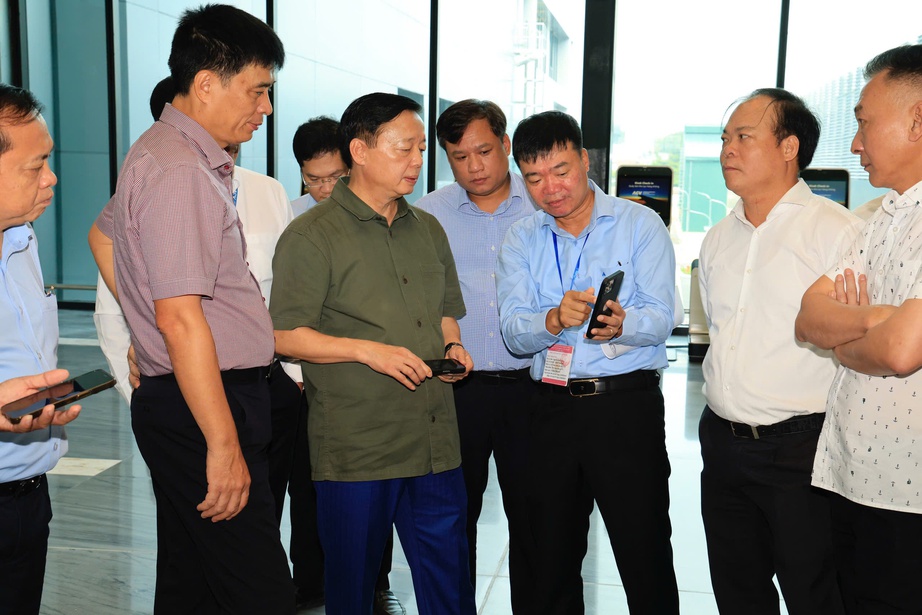 Phó Thủ tướng Trần Hồng Hà thị sát hoạt động của nhà ga T3 sân bay Tân Sơn Nhất- Ảnh 4. Phó Thủ tướng Trần Hồng Hà thị sát hoạt động của nhà ga T3 sân bay Tân Sơn Nhất- Ảnh 4.