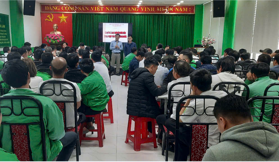 Tuy&ecirc;n truyền đến doanh nghiệp vận tải, l&aacute;i xe ph&ograve;ng chống bu&ocirc;n lậu, h&agrave;ng giả- Ảnh 1.