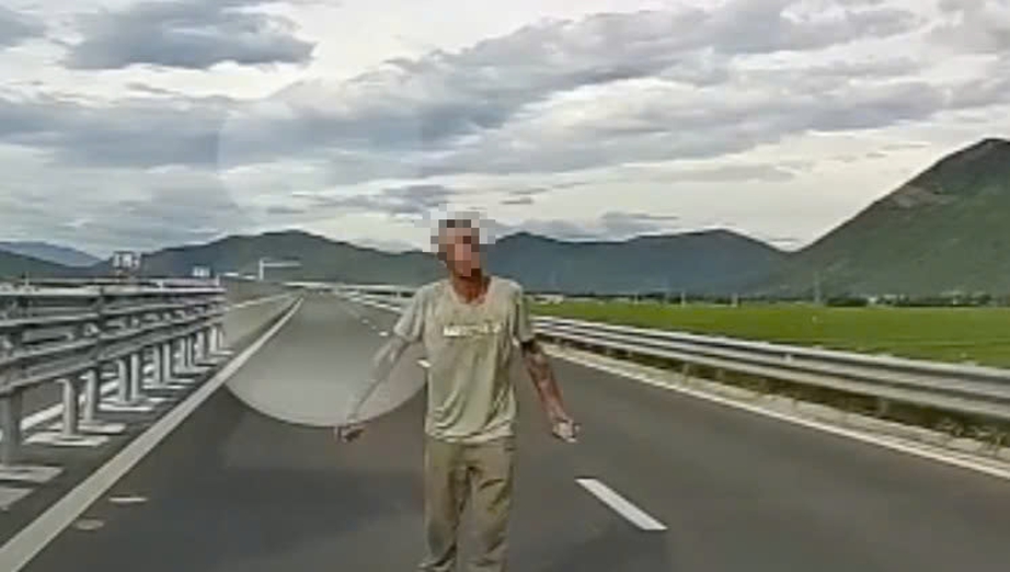 Người đ&agrave;n &ocirc;ng cầm đ&aacute;, chặn đầu &ocirc; t&ocirc; tr&ecirc;n cao tốc V&acirc;n Phong - Nha Trang- Ảnh 1.