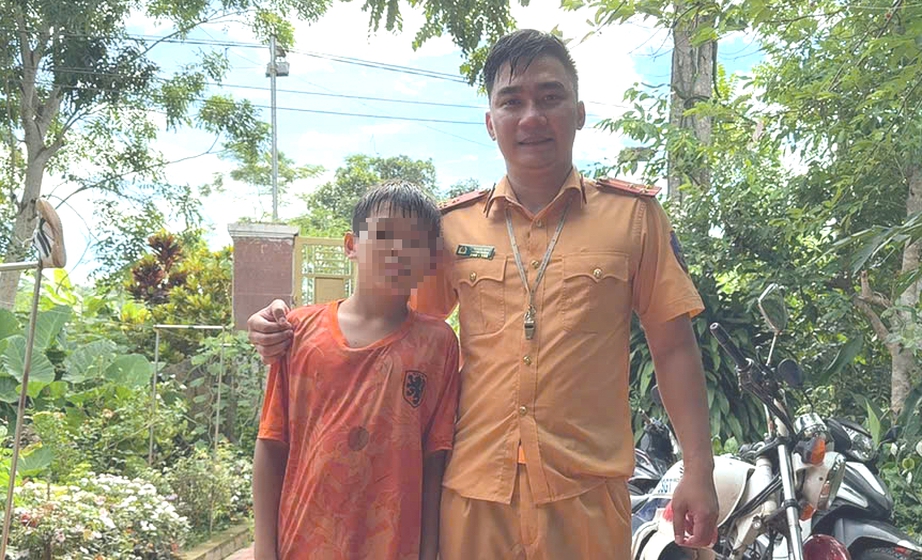 Thượng &uacute;y CSGT lao xuống d&ograve;ng nước lũ cứu ch&aacute;u b&eacute; tho&aacute;t nạn- Ảnh 1.