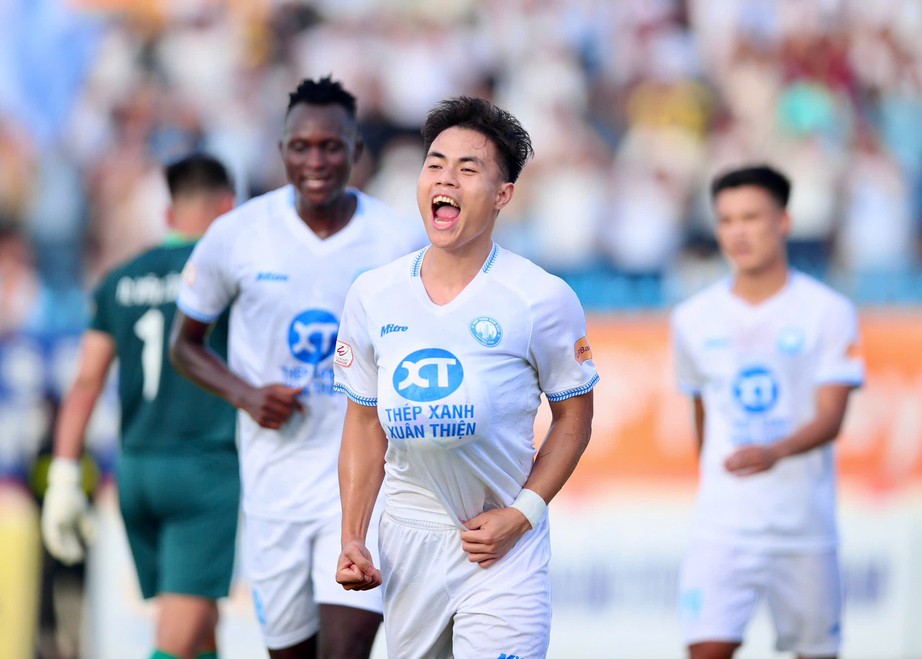 Thắng kịch t&iacute;nh Quảng Nam, Nam Định bảo vệ th&agrave;nh c&ocirc;ng chức v&ocirc; địch V-League- Ảnh 1.