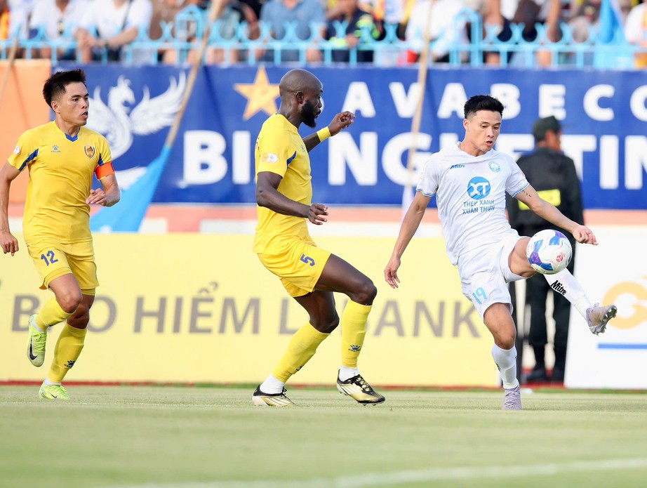 Thắng kịch t&iacute;nh Quảng Nam, Nam Định bảo vệ th&agrave;nh c&ocirc;ng chức v&ocirc; địch V-League- Ảnh 2.